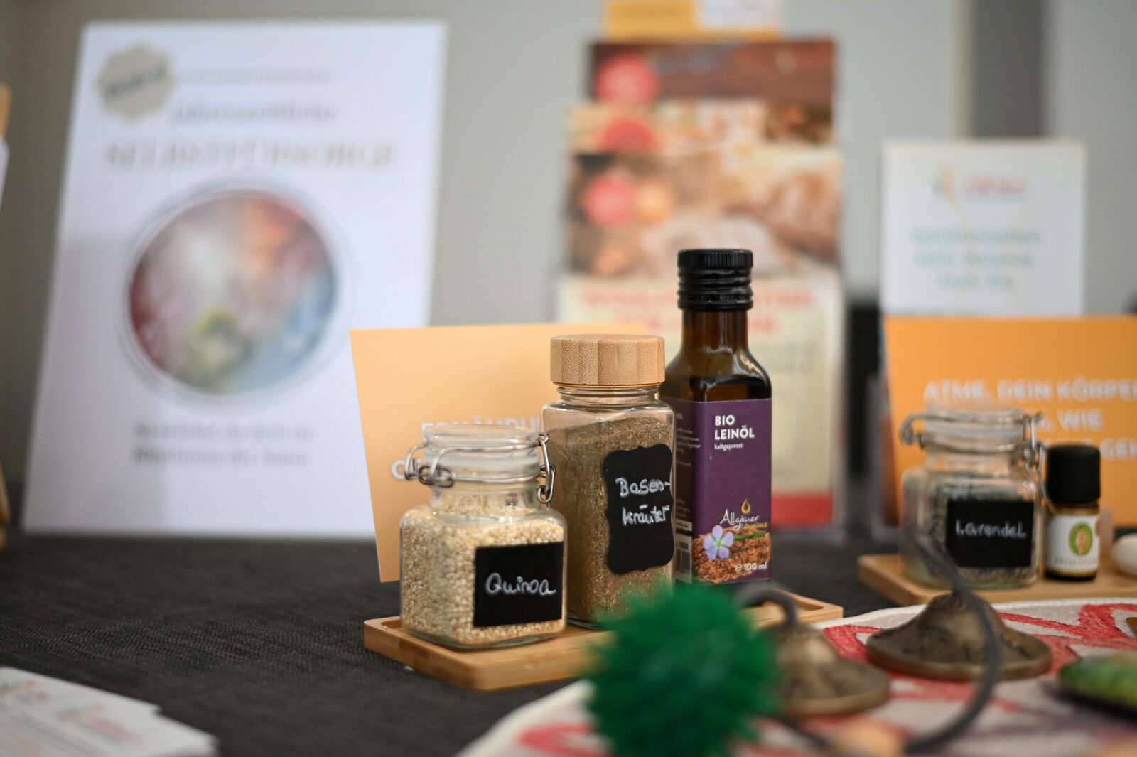 Nahaufnahme von Basenfasten-Zutaten: Quinoa, Basenkräuter und Bio-Leinöl
