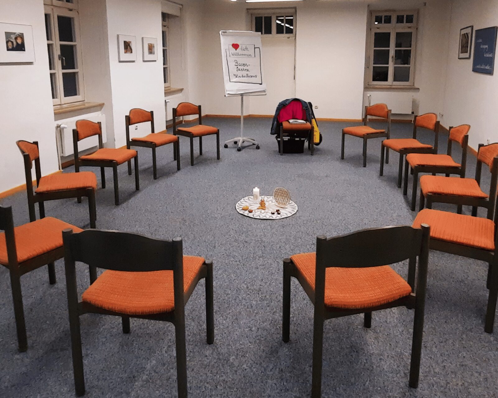 Vortragsraum an der Volkshochschule mit Beamer-Präsentation
