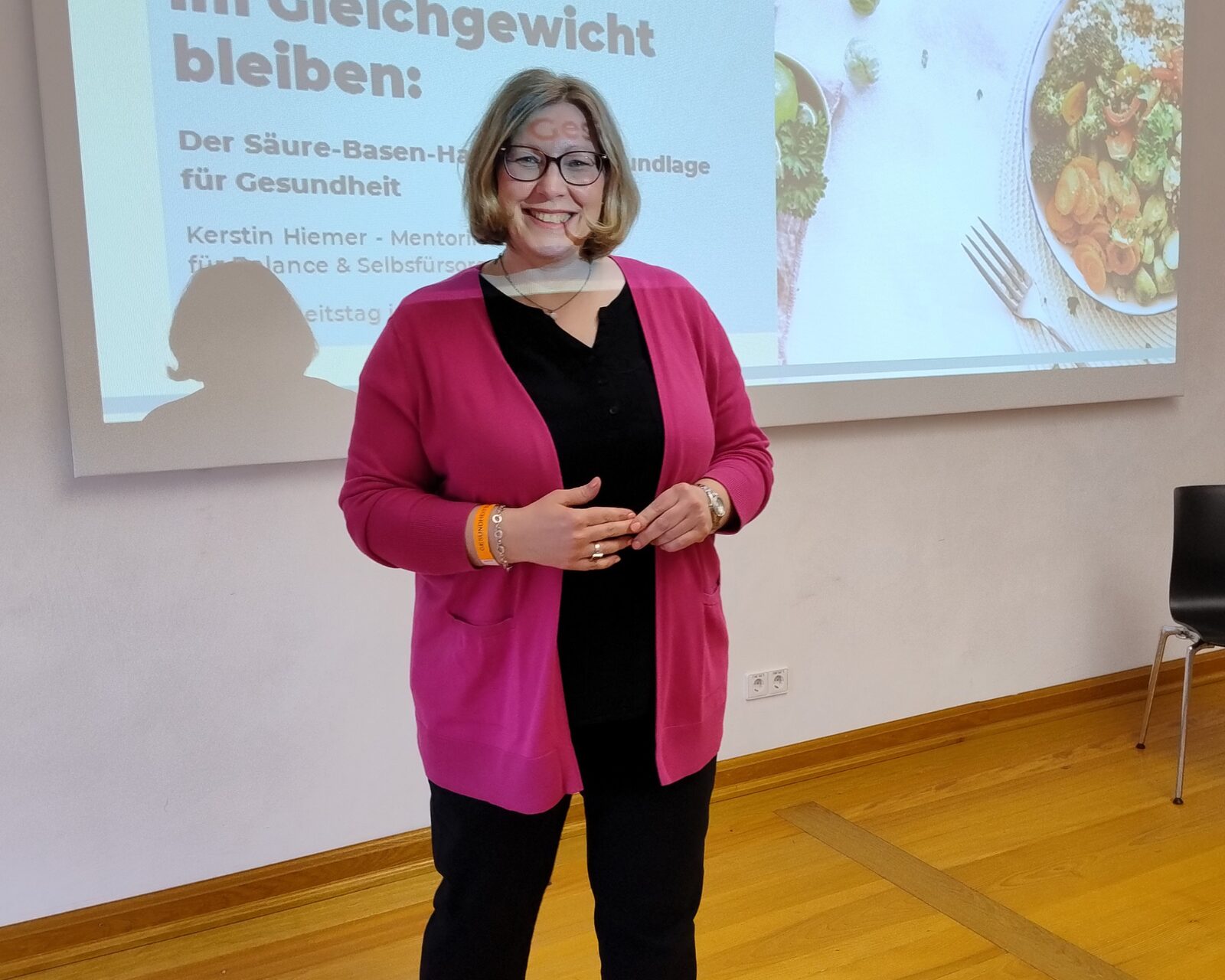 Kerstin Hiemer hält einen Vortrag zum Säure-Basen-Haushalt vor Publikum